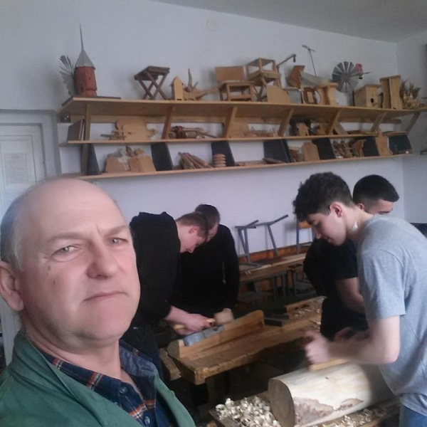 «Якщо знадобиться, піду воювати»: 59-річний шкільний вчитель збирає дрони для ЗСУ