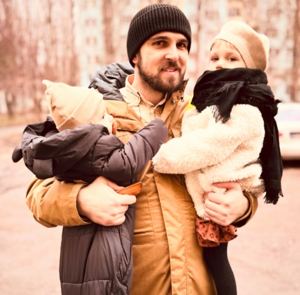 «Лізі часто каже, що мама та братик коло Ісуса»: родині, яка втратила найрідніших під час удару дрона, подарували житло