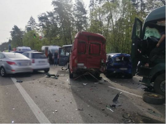 Під Києвом сталася масштабна ДТП з участю 6 авто: є постраждалі