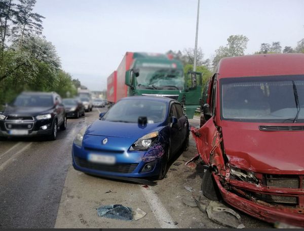 Під Києвом сталася масштабна ДТП з участю 6 авто: є постраждалі
