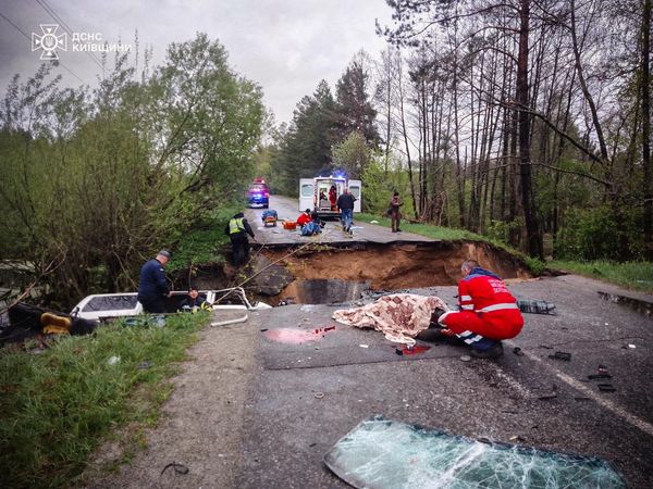 Трагедія на Київщини: мікроавтобус з 9 пасажирами провалився під землю, двоє людей загинуло