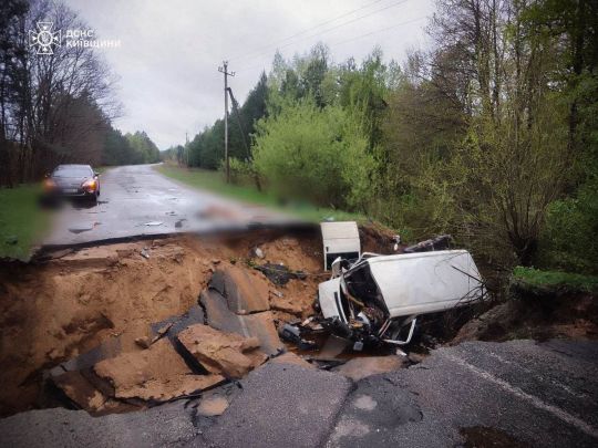 Трагедія на Київщини: мікроавтобус з 9 пасажирами провалився під землю, двоє людей загинуло