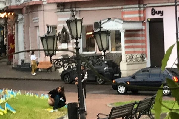 В Одессе задержали женщину, совершившую надругательство над флажками погибших Героев