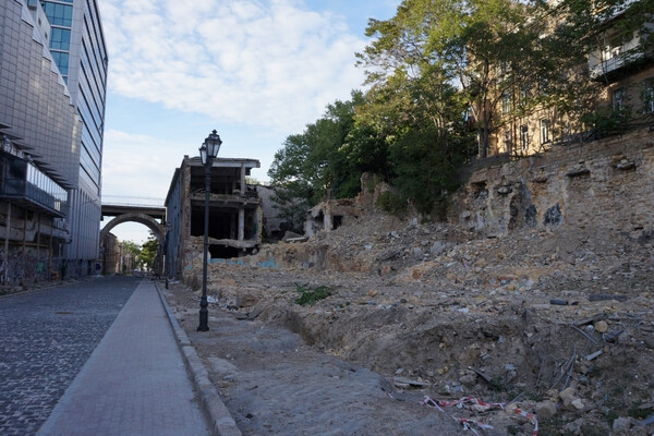 На Деволановском спуске больше нет "мертвого квартала": как сегодня выглядит "канава"