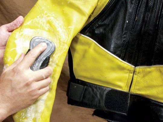 Бюстгальтери, верхній одяг та інше: які речі можна прати у пралці, а які — категорично ні (відповідь від французького журналу)