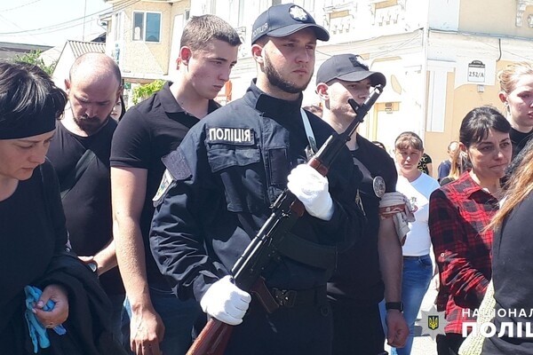 Простились со следователем полиции, который погиб из-за вражеских обстрелов Одессы