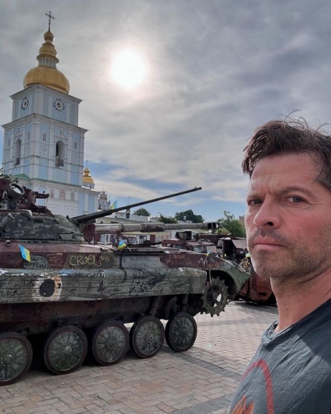 Міша Коллінз знову приїхав до України та показався на тлі розбитої російської техніки