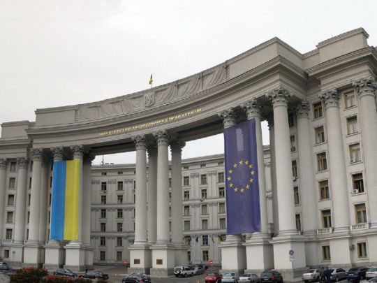 МЗС розпорядилося відновити надання послуг українцям призовного віку за кордоном