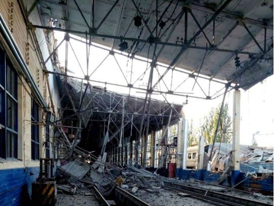 Окупанти вдруге за добу обстріляли інфраструктуру залізниці на Харківщині: пошкоджено будівлі та колії
