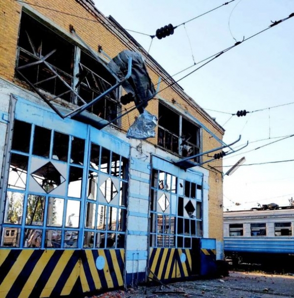 Окупанти вдруге за добу обстріляли інфраструктуру залізниці на Харківщині: пошкоджено будівлі та колії