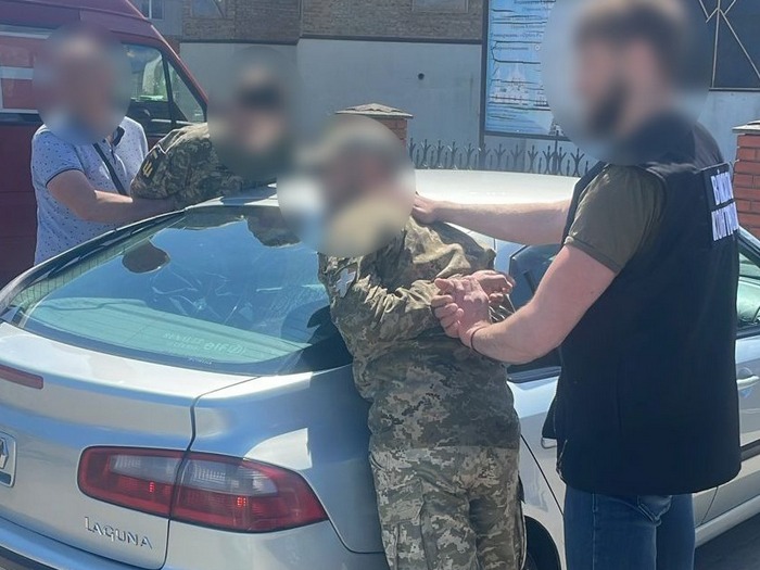 Працівники ТЦК та офіцер однієї з військових частин на Волині за хабарі знімали з розшуку ухилянтів, — поліція