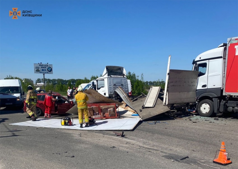 Смертельна ДТП за участі двох вантажівок та легковика під Києвом: є загиблі