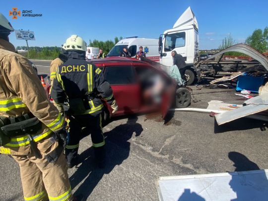 Смертельна ДТП за участі двох вантажівок та легковика під Києвом: є загиблі
