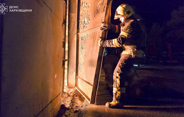 В Харкові продовжують гасіння пожежі після нічного удару рф «шахедами»