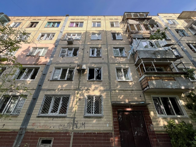 Ворог вдарив по житловому району Нікополя: пошкоджені багатоквартирні будинки, є жертви (фото)