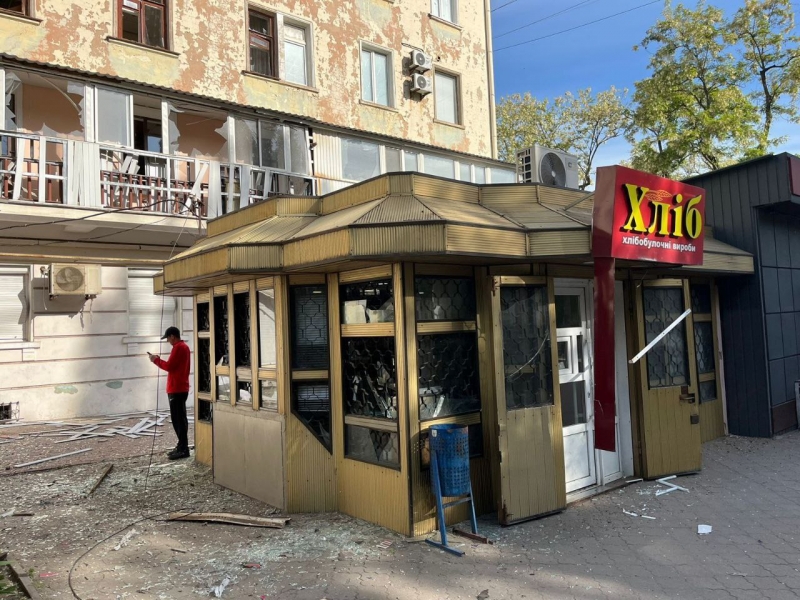 Ворог вдарив по житловому району Нікополя: пошкоджені багатоквартирні будинки, є жертви (фото)