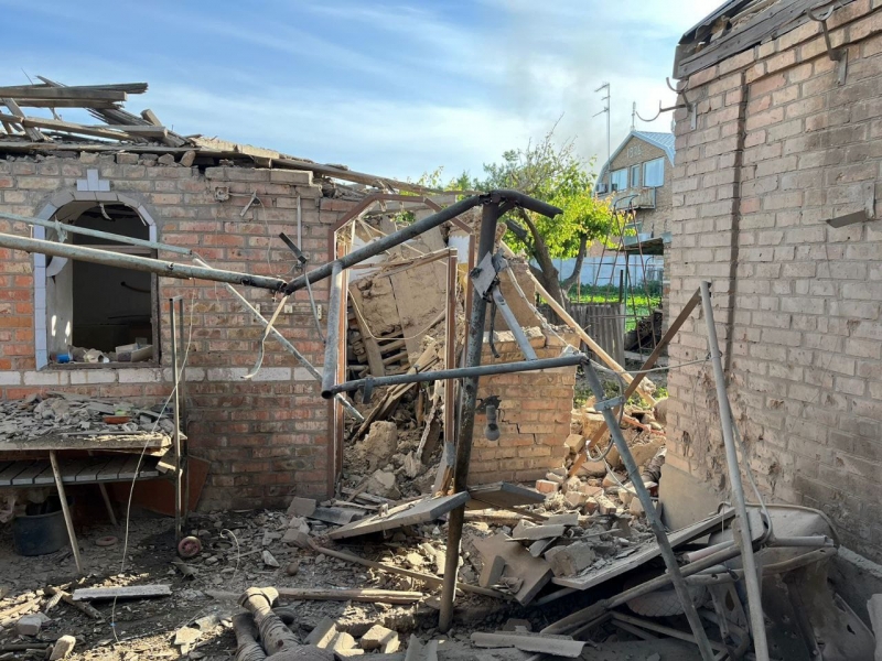 Ворог вдарив по житловому району Нікополя: пошкоджені багатоквартирні будинки, є жертви (фото)