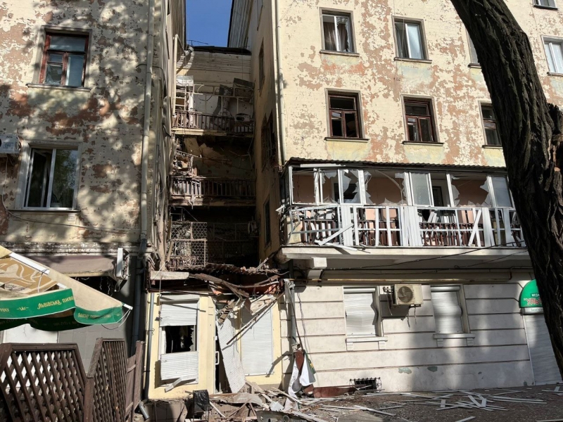 Ворог вдарив по житловому району Нікополя: пошкоджені багатоквартирні будинки, є жертви (фото)