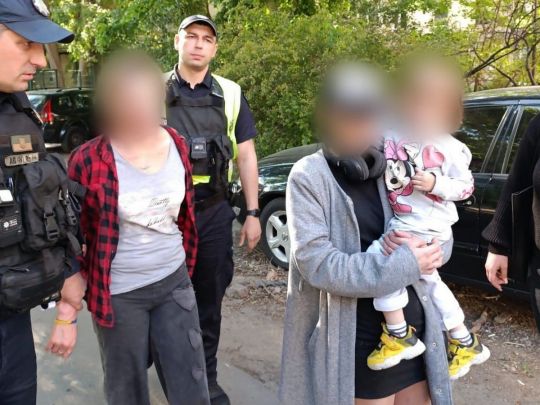 Заради збільшення підписників акаунту: в Одесі тітка в прямому ефірі в соцмережі накачувала алкоголем свою дворічну племінницю