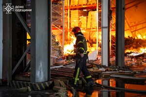 Спасатели показали как тушили масштабный пожар после "прилета" в Одессе: задействовали поезд
