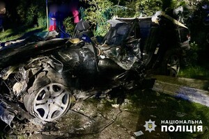 В Одесской области легковушка врезалась в электроопору: есть пострадавший, и погибли молодые супруги