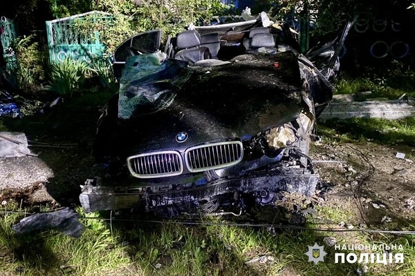 В Одесской области легковушка врезалась в электроопору: есть пострадавший, и погибли молодые супруги