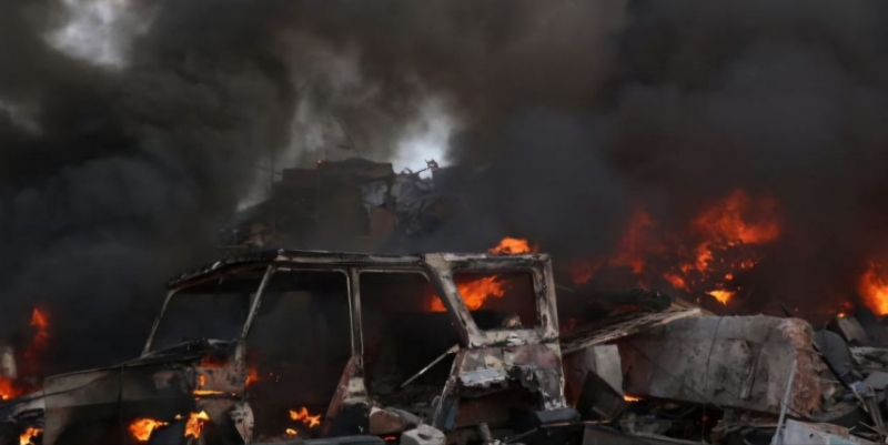Машини, що згоріли, вибиті шибки, поранені люди: під ранок ворог ударив по Дніпру двома ракетами (фото, відео)