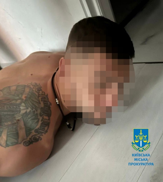 В столиці жінці розпилили в обличчя сльозогінний газ та відібрали 3 млн гривень (фото)