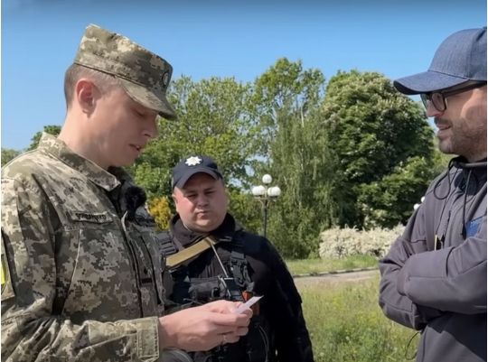 Залишають без зв’язку з рідними: чи має право ТЦК забирати телефон — відповідь юристів