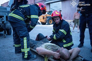 Трагедия в Одесском порту: под завалами склада один мужчина погиб, а другой получил ранения