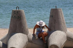 На пляжах в Черноморске купаются прямо с бетонными конструкциями: запрет никому не мешает 