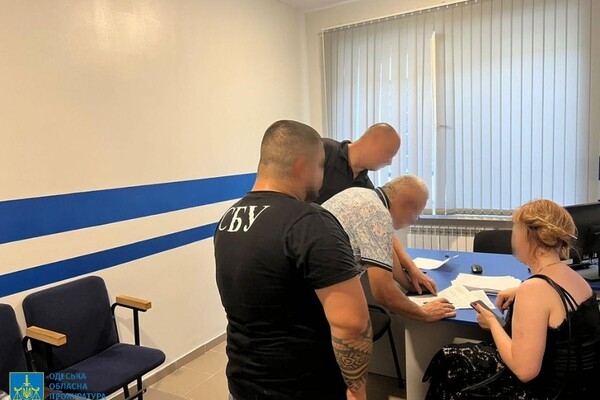 Главу громады юга Одесской области объявили в розыск: он наживался на восстановлении дома, пострадавшего от РФ