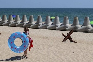 На пляжах в Черноморске купаются прямо с бетонными конструкциями: запрет никому не мешает 