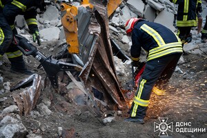 Трагедия в Одесском порту: под завалами склада один мужчина погиб, а другой получил ранения