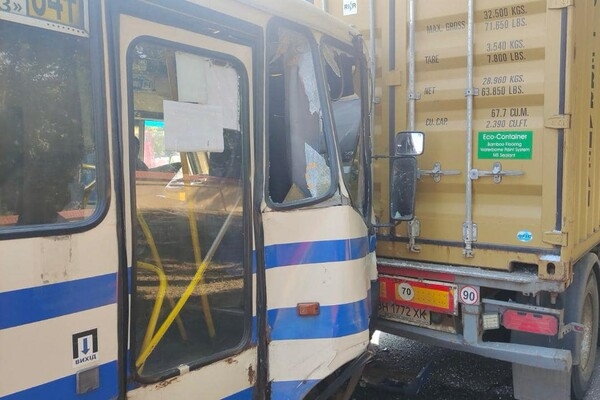 В Одессе маршрутка врезалась в грузовик: есть много пострадавших среди пассажиров