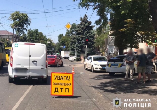 В центре Одессы мужчина перебегал дорогу и попал под авто