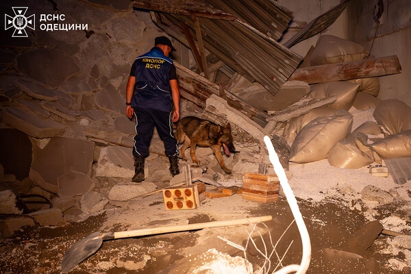 Трагедия в Одесском порту: под завалами склада один мужчина погиб, а другой получил ранения