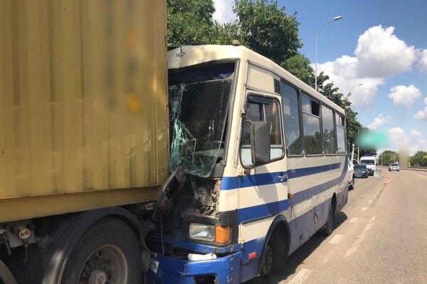 В Одессе маршрутка врезалась в грузовик: есть много пострадавших среди пассажиров
