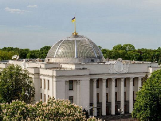 Більше ста тисяч гривень на місяць: помічникам нардепів підняли зарплату