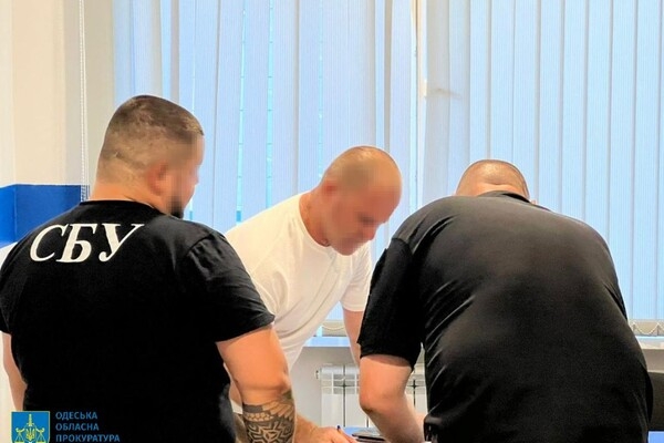 Главу громады юга Одесской области объявили в розыск: он наживался на восстановлении дома, пострадавшего от РФ