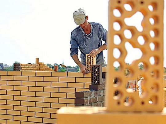 Частина українців зможе безкоштовно відремонтувати пошкоджене обстрілами житло: кого це стосується та як отримати допомогу