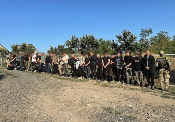 Некоторых подвзили женщины: у границы в Одесской области поймали 27 мужчин