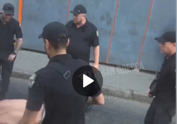 Возле Привоза люди в тактической одежде побили мужчину: что говорят в полиции