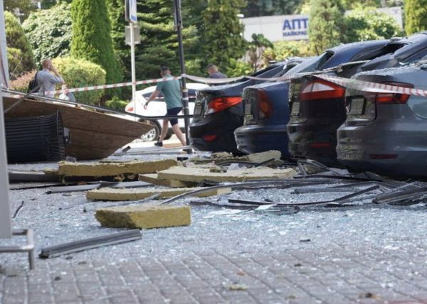 У Дніпрі внаслідок обстрілу є жертви, пошкоджено ТЦ, — ЗМІ