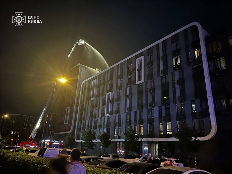 У Києві вночі палала багатоповерхівка: що відомо