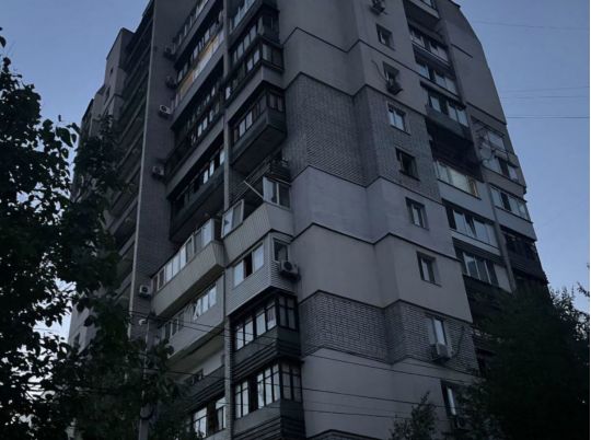 Ворог вдарив вночі балістикою по Дніпру: постраждали 7 людей, серед них — підліток