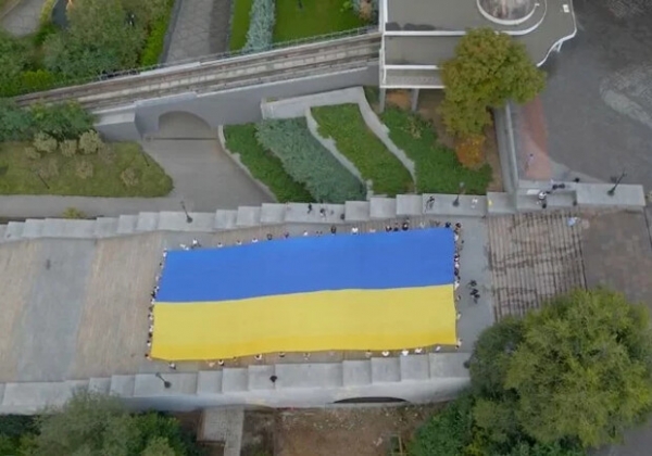 День флага Украины: огромное полотно развернули на Потемкинской лестнице и маяке 