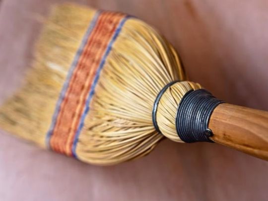 Додайте у відро з водою кілька ложок солі: що досвідчені домогосподарки роблять із новими віниками