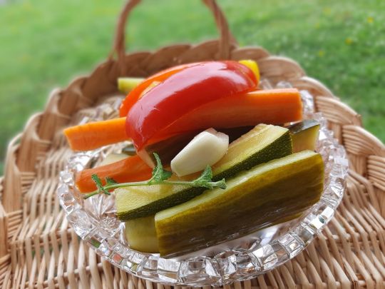 Квашені овочі: дуже простий бюджетний рецепт від відомої кулінарки