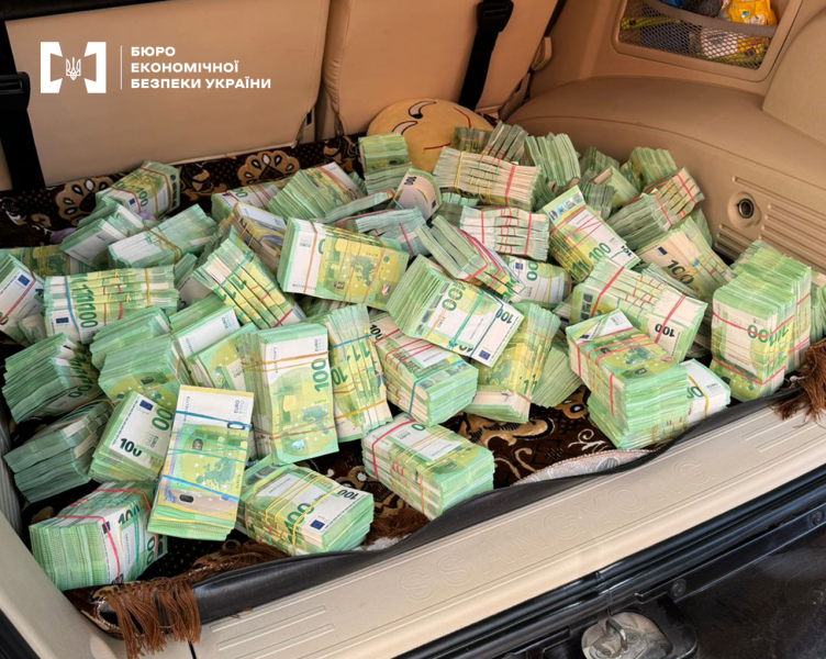 На дрібні витрати: бухгалтер фірми — постачальника продуктів харчування для Міноборони возила у багажнику авто майже 5 млн євро (фото)